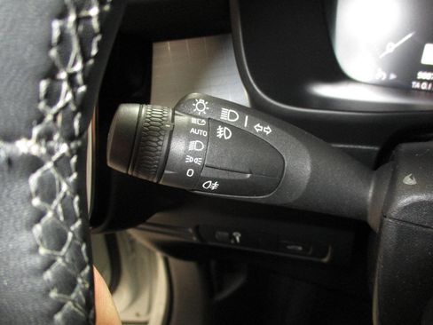 Used 2022 Volvo XC40 T5 Momentum image 30