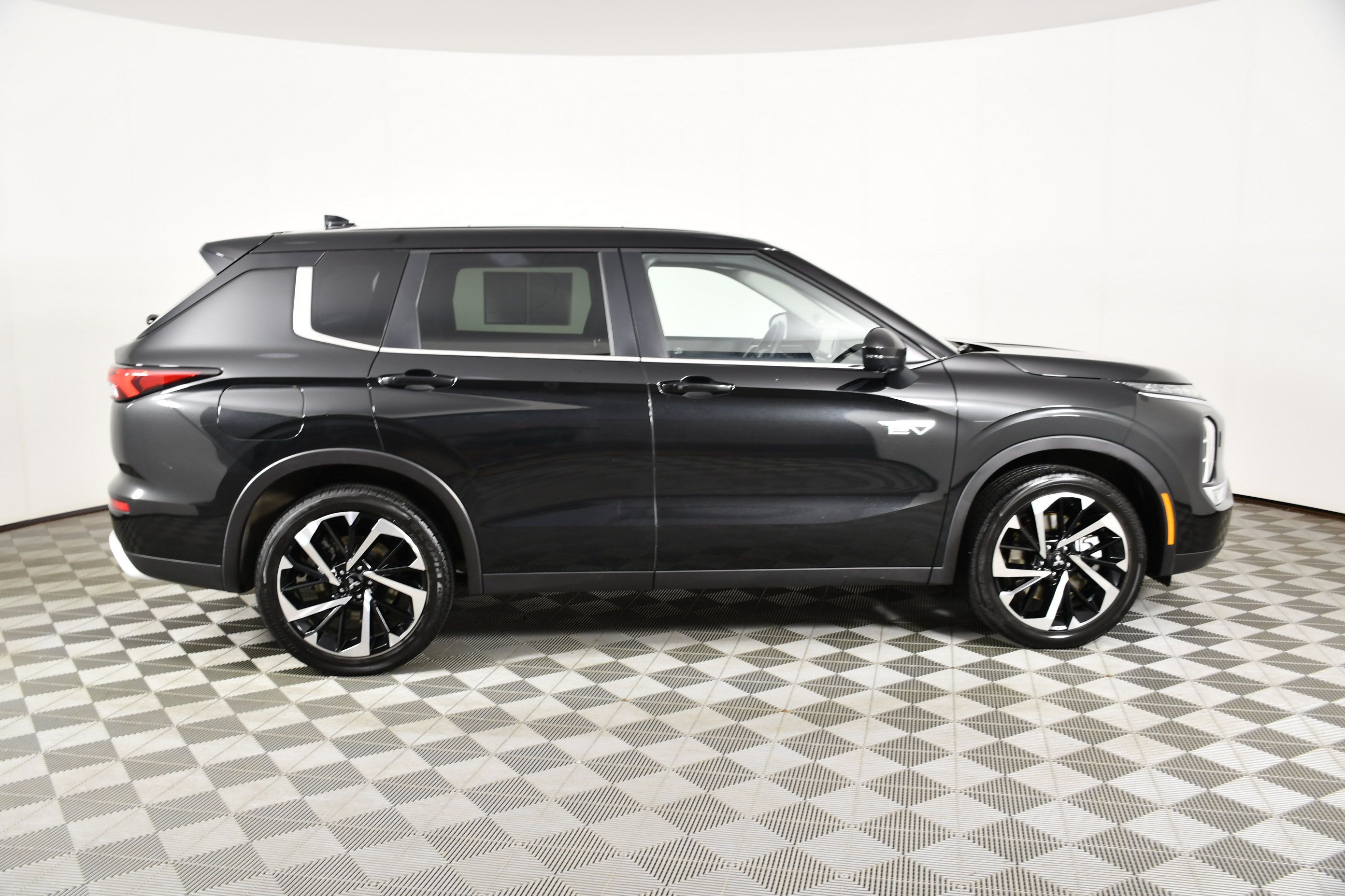 Used 2025 Mitsubishi Outlander SE AWD/4WD image 5