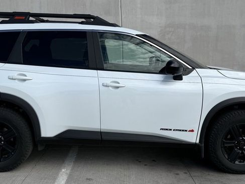 Used 2025 Nissan Rogue SV image 3