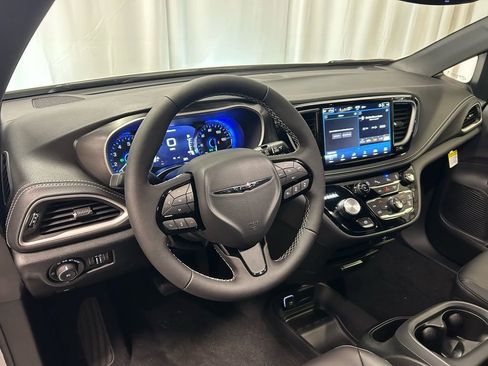 New 2026 Chrysler Pacifica Select image 2