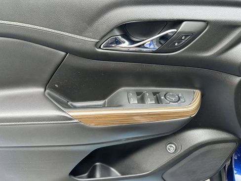 Used 2023 GMC Acadia SLE w/ Driver Convenience Package image 17