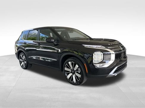 New 2025 Mitsubishi Outlander SE image 2