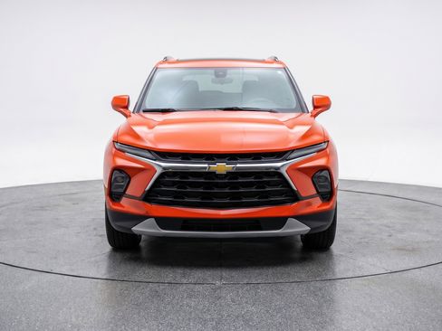 Used 2025 Chevrolet Blazer LT FWD image 2