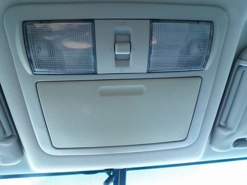 Used 2005 Nissan Pathfinder SE Off-Road image 30