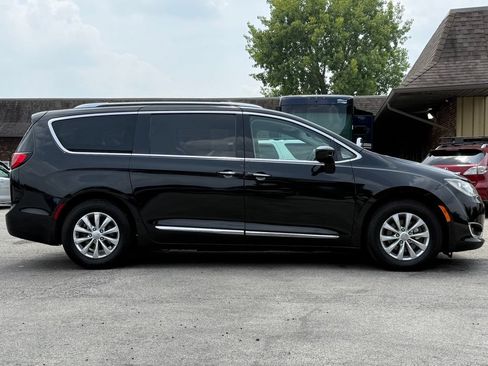 Used 2019 Chrysler Pacifica Touring-L FWD image 6