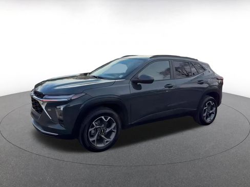 Used 2025 Chevrolet Trax LT image 8