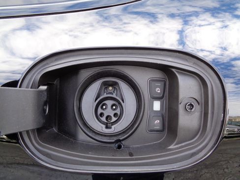 Used 2022 Porsche Cayenne Platinum Edition image 18