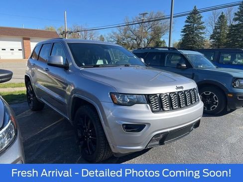 Used 2019 Jeep Grand Cherokee Altitude AWD/4WD image 4