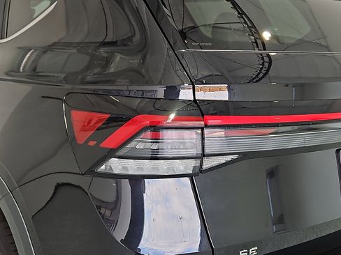 New 2026 Volkswagen Taos SE image 7