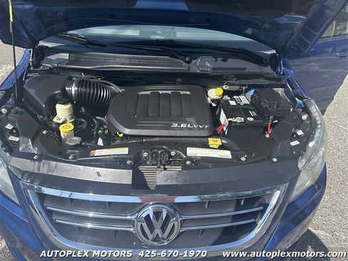 Used 2011 Volkswagen Routan SE image 35