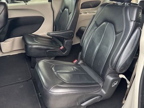 Used 2022 Chrysler Pacifica Touring-L image 15
