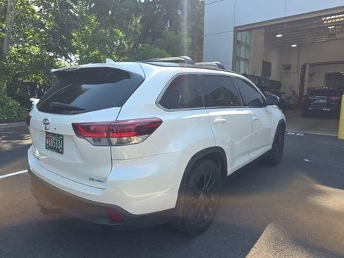 Used 2019 Toyota Highlander SE AWD/4WD image 3