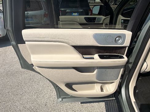 Used 2019 Lincoln Navigator Reserve AWD/4WD image 15