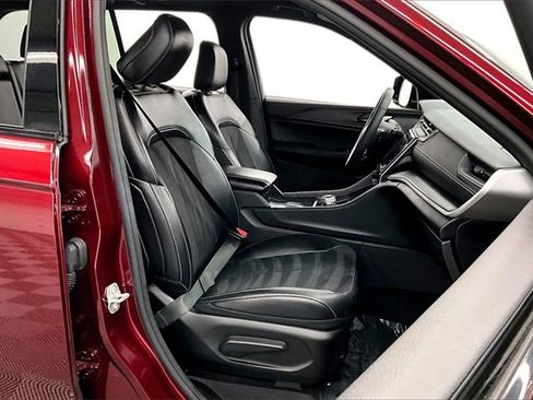 Used 2024 Jeep Grand Cherokee Altitude image 7