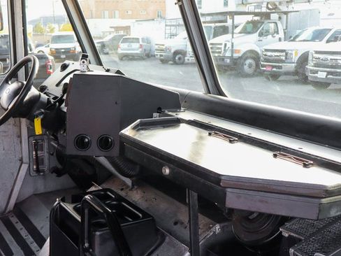 Used 2017 Ford E-350 and Econoline 350 Super Duty image 27