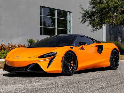 Used 2025 McLaren Artura RWD image 21