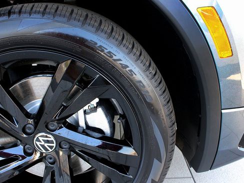 Used 2024 Volkswagen Tiguan SE R-Line image 57