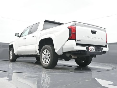 Used 2024 Toyota Tacoma SR5 AWD/4WD image 39