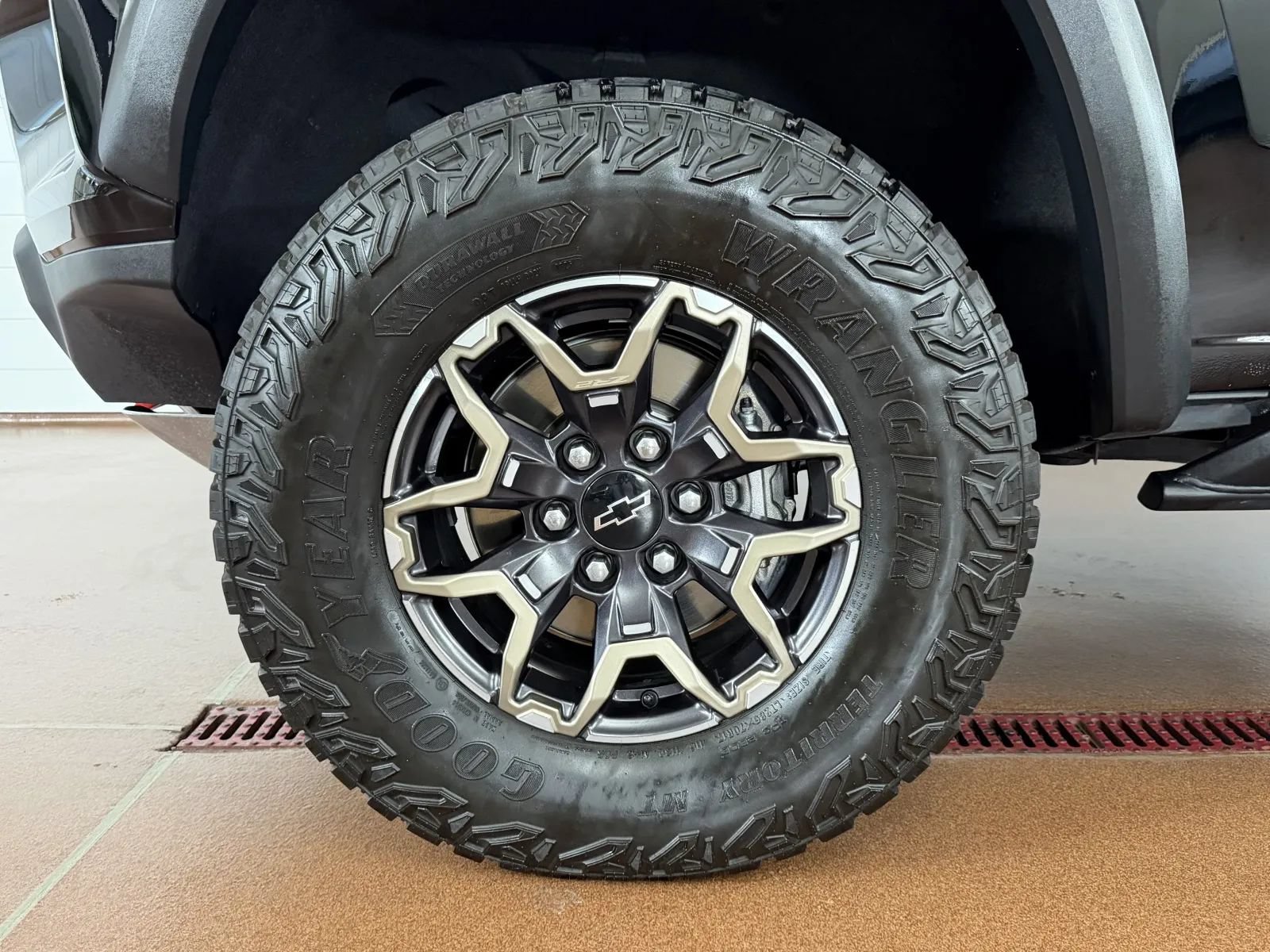 Used 2025 Chevrolet Colorado ZR2 w/ Technology Package AWD/4WD image 8