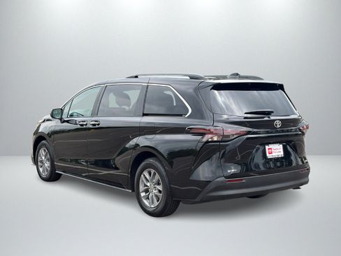 Used 2026 Toyota Sienna XLE FWD image 3