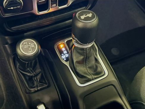 Used 2025 Jeep Wrangler Sahara image 24