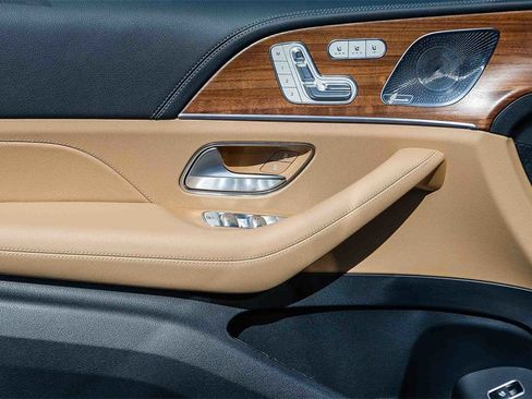 New 2026 Mercedes-Benz GLS 580 4MATIC image 21