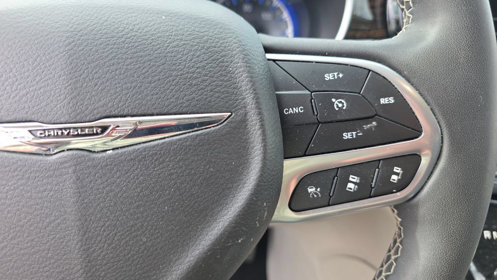 Used 2023 Chrysler Pacifica Limited FWD image 15