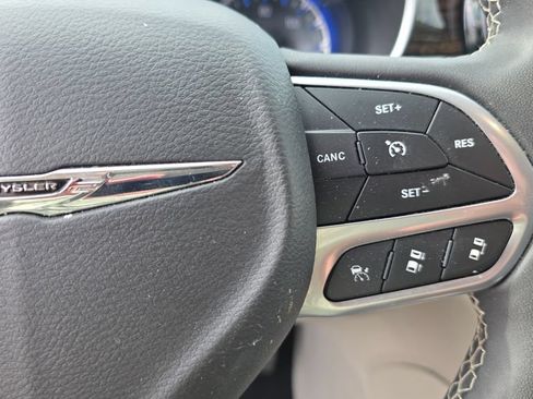 Used 2023 Chrysler Pacifica Limited FWD image 15
