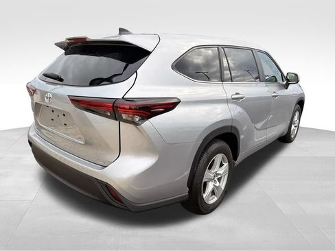Used 2024 Toyota Highlander LE FWD image 7
