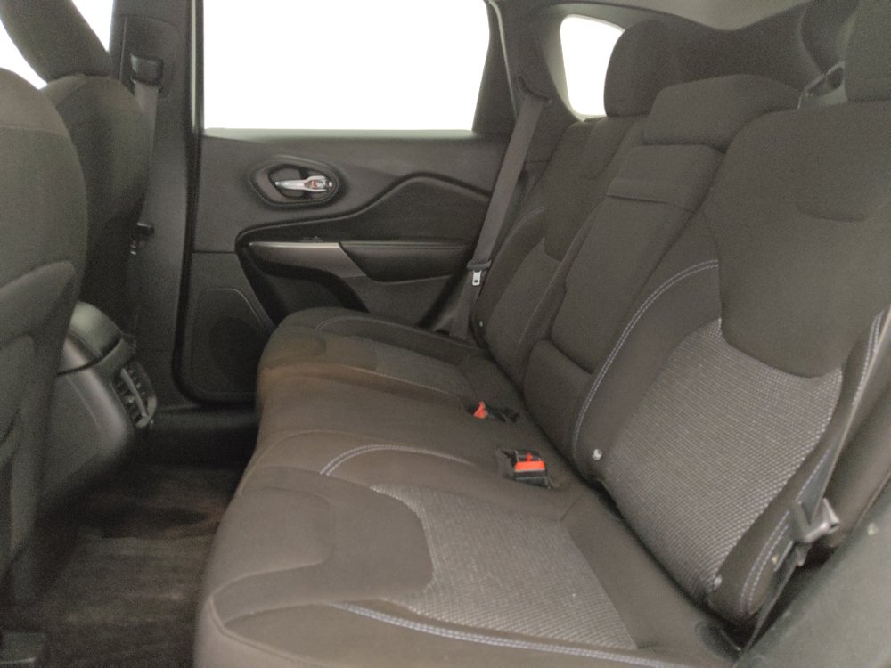 Used 2019 Jeep Cherokee Latitude w/ Popular Appearance Group FWD image 18