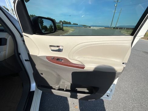 Used 2011 Toyota Sienna Limited image 36