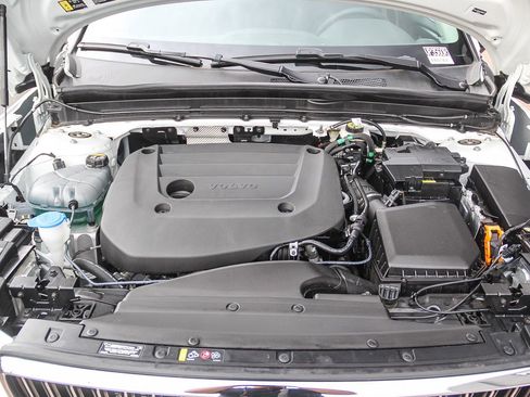 Used 2025 Volvo XC40 B5 Plus image 30