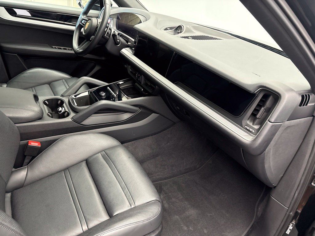 Certified 2024 Porsche Cayenne Coupe AWD/4WD image 25