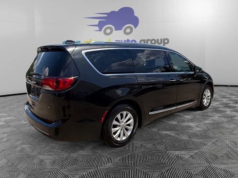 Used 2018 Chrysler Pacifica Touring-L FWD image 5