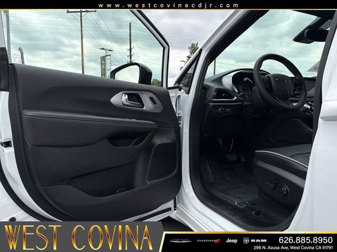 Used 2026 Chrysler Pacifica Limited w/ S Appearance Package FWD image 11