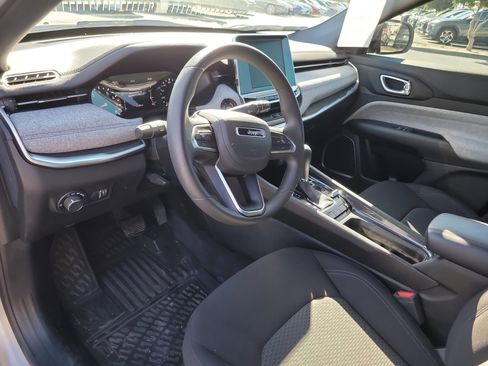 Used 2025 Jeep Compass Sport image 19