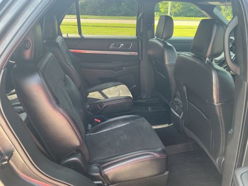 Used 2019 Ford Explorer XLT w/ Equipment Group 202A AWD/4WD image 18