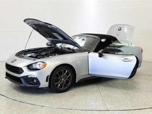 Used 2020 FIAT 124 Spider Abarth RWD image 10