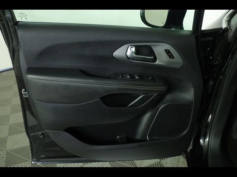 Used 2025 Chrysler Pacifica Select FWD image 23