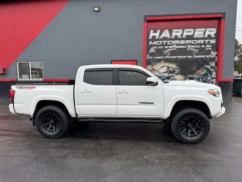 Used 2018 Toyota Tacoma TRD Sport image 4