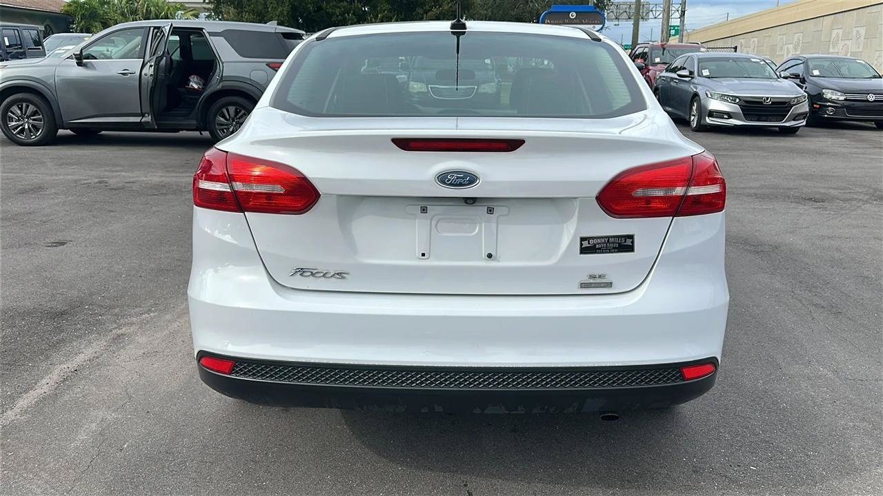 Used 2018 Ford Focus SE w/ SE Appearance Package FWD image 10