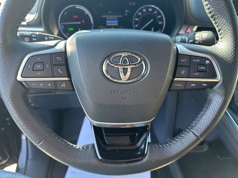 Used 2022 Toyota Sienna Limited image 8
