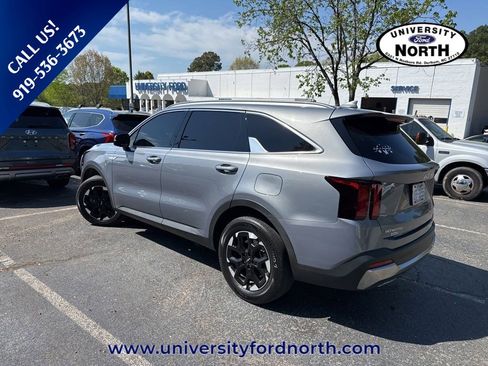 Used 2025 Kia Sorento S image 3