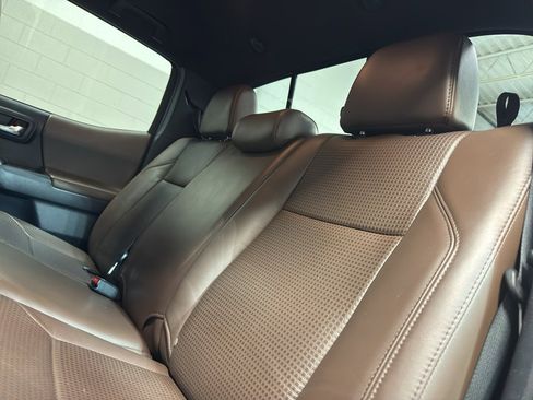 Used 2016 Toyota Tacoma Limited image 29