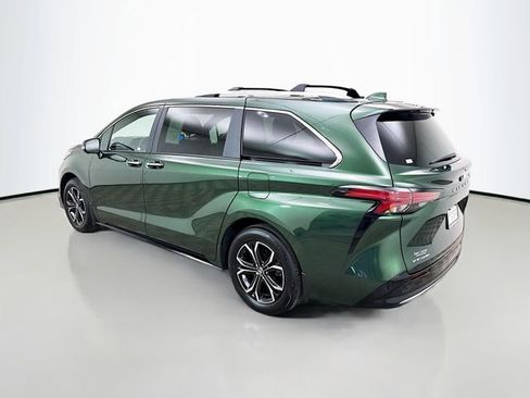 Used 2025 Toyota Sienna Platinum AWD/4WD image 5