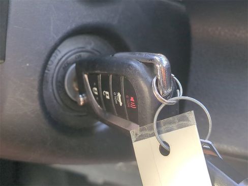 Used 2018 Toyota Camry SE image 31