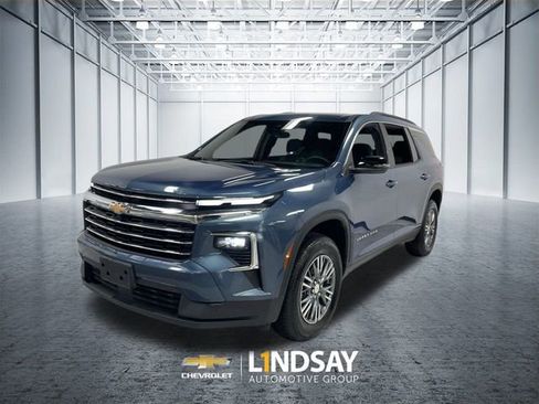 Used 2025 Chevrolet Traverse LT image 1