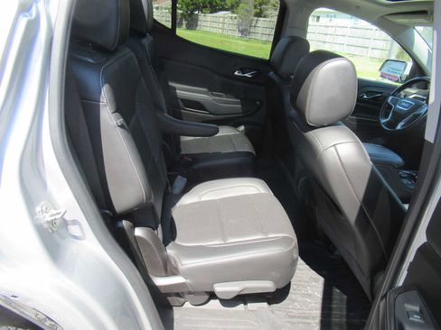 Used 2020 GMC Acadia SLT w/ LPO, Floor Liner Package image 22
