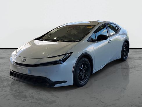 Used 2023 Toyota Prius LE FWD image 4