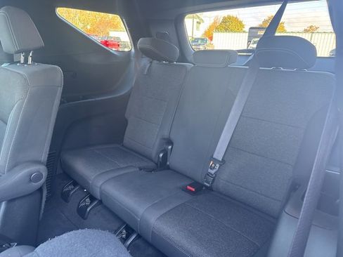 Used 2025 Chevrolet Traverse LT image 23